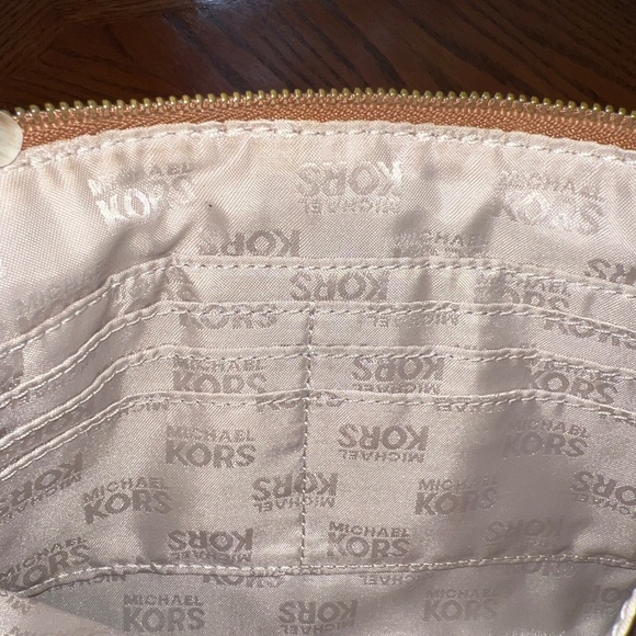 Michael Kors Genuine Leather wristlet - EUC - Picture 9 of 9